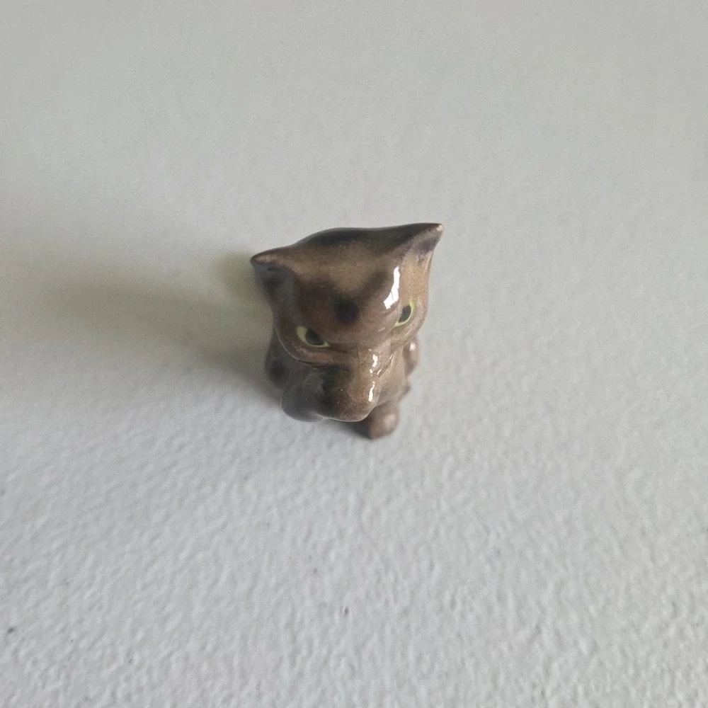 Hagen Renaker Thumb Sucking Cat Miniature Figure Style A-367